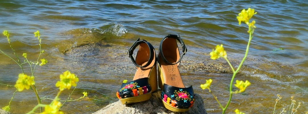 Zapatos Bordados para Mujer Artesanales de Mexico Mayoreo Wholesale Womens Mexican Handmade Shoes Nantlis Tradicion de Mexico